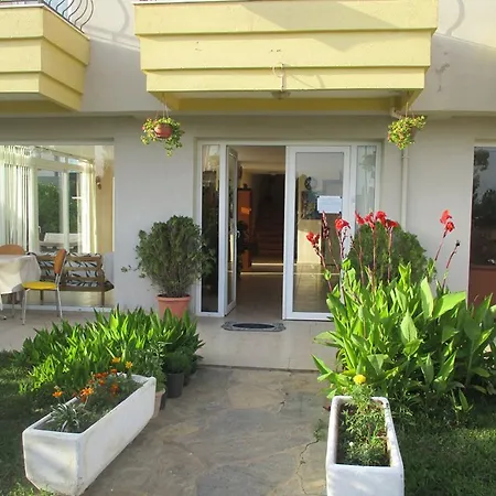 Mandarin Beach Hotel *